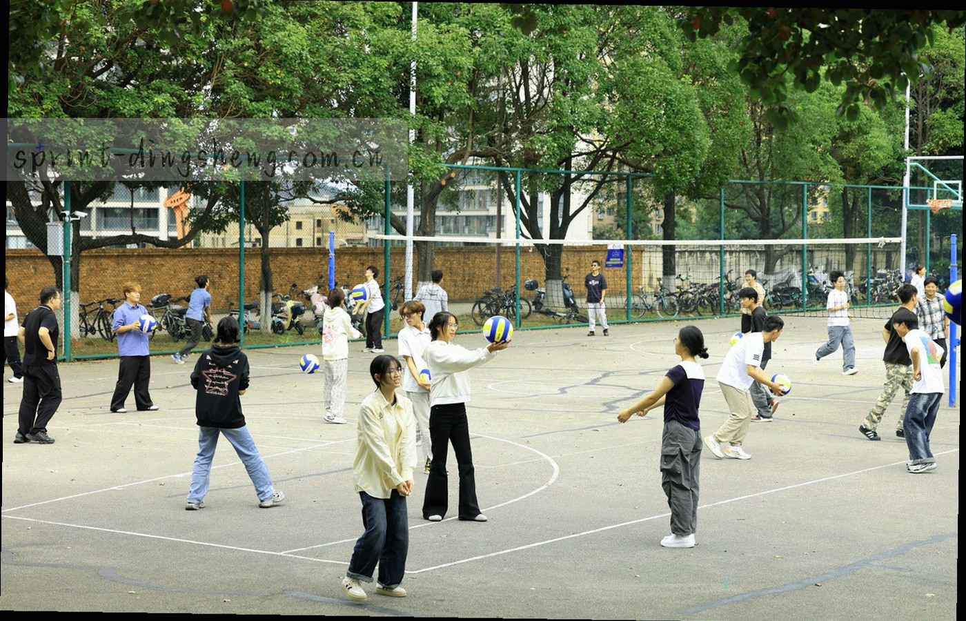 深靛蓝底色上用折线连接的数据流示意，荧光青标注汇合节点